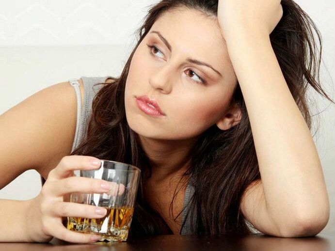 Egy nő alkohollal